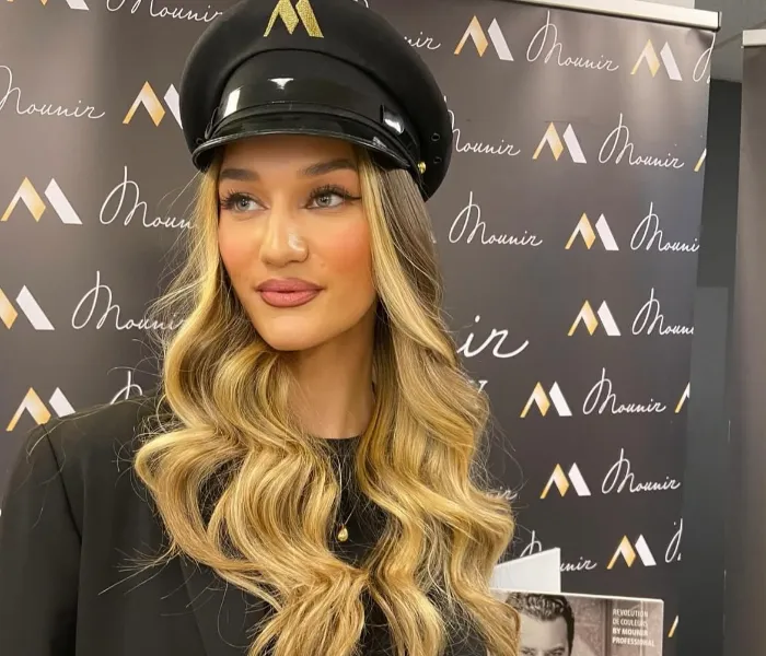 Dús és természetes hatású hullámos szőke hajkorona - Eisinger Salon